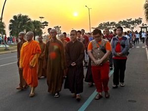 Wihara Ekayana Serpong Gelar Aksi Jalan Damai