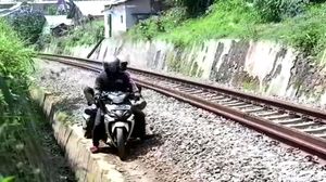 Duh, Pemotor di Sukabumi Terobos Rel Kereta Demi Hindari Razia