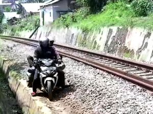 Duh, Pemotor di Sukabumi Terobos Rel Kereta Demi Hindari Razia
