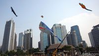 Aneka Layang-layang Beragam Bentuk Hiasi Langit Ibu Kota