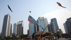 Aneka Layang-layang Beragam Bentuk Hiasi Langit Ibu Kota