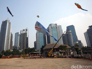 Aneka Layang-layang Beragam Bentuk Hiasi Langit Ibu Kota Aneka Layang-layang Beragam Bentuk Hiasi Langit Ibu Kota