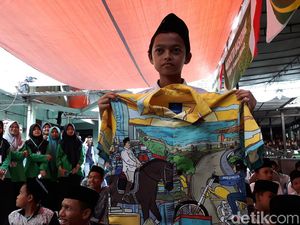 Gibran Beri Santri Hadiah Kemeja Bergambar Jokowi-Prabowo