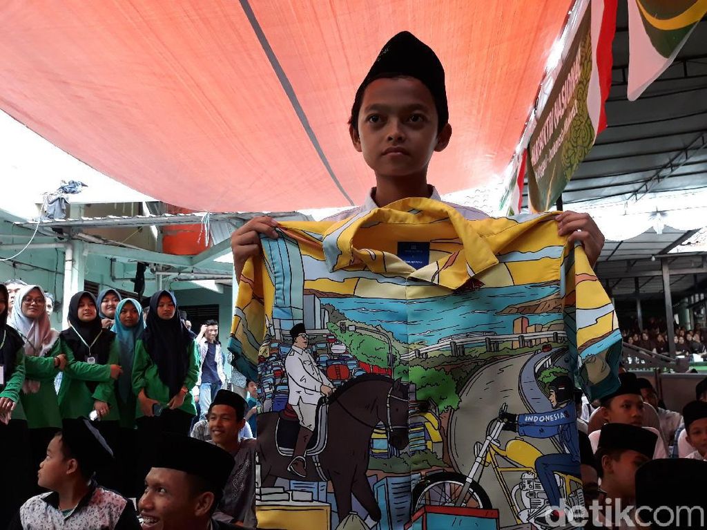 Gibran Beri Santri Hadiah Kemeja Bergambar Jokowi-Prabowo Gibran Beri Santri Hadiah Kemeja Bergambar Jokowi-Prabowo