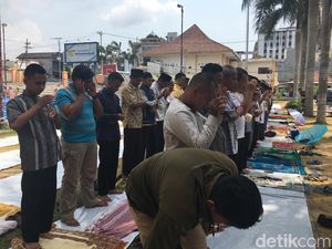 Ratusan Mahasiswa Unmuh dan Warga Jember Salat Minta Hujan