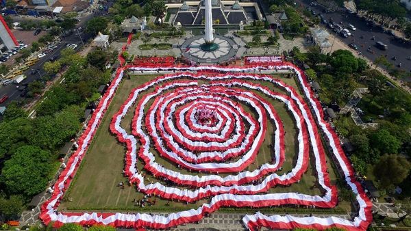 Bendera Merah Putih Hiasi Tugu Pahlawan di Surabaya
