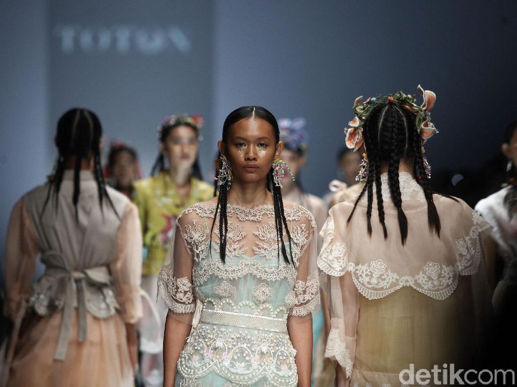 Perwujudan Mimpi Aneh Toton Hingga Nuansa Afrika I.K.Y.K di JFW 2020 Perwujudan Mimpi Aneh Toton Hingga Nuansa Afrika I.K.Y.K di JFW 2020