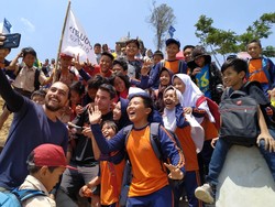 Bocah hingga Emak-emak Larut dalam Kemeriahan Kejuaraan Paralayang di Sumedang