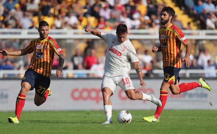 LECCE, ITALY - OCTOBER 26:  Marco Calderoni (L) and Luca Rossettini (R) of Lecce competes for the ball with Paulo Dybala of Juventus during the Serie A match between US Lecce and Juventus at Stadio Via del Mare on October 27, 2019 in Lecce, Italy.  (Photo by Maurizio Lagana/Getty Images)