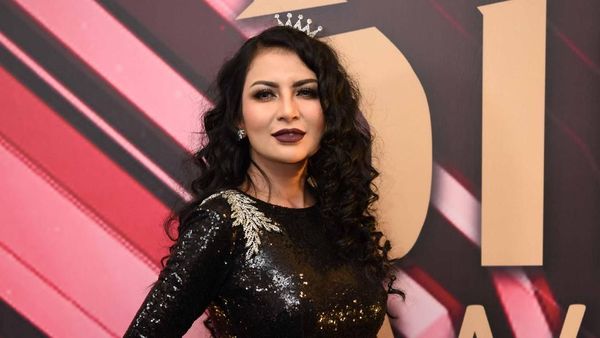 Five V Menggoda dengan Gaun Hitam