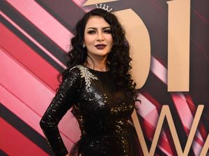 Five V Menggoda dengan Gaun Hitam Five V Menggoda dengan Gaun Hitam