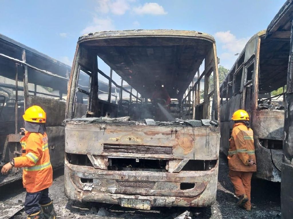 Belasan Bangkai Bus Terbakar di Pangkalan Damri Bandung Belasan Bangkai Bus Terbakar di Pangkalan Damri Bandung