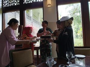 Terharunya Mendagri Tito Dapat Kejutan Ultah Ke-55 di Papua