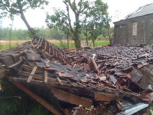 Angin Kencang Ambrukkan Rumah di Bojonegoro