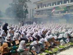 Ribuan Terong Dibakar dan Liwetan Akbar Santri Lamongan Raih Rekor MURI