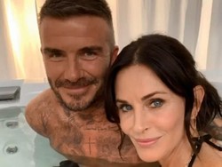 Bikin Heboh, Courteney Cox Foto Bareng David Beckham di Hot Tub
