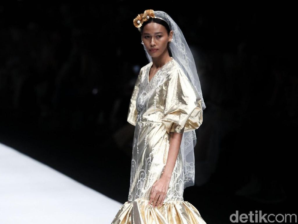Eksplorasi Emas Dua Desainer Muda di Jakarta Fashion Week 2020 Eksplorasi Emas Dua Desainer Muda di Jakarta Fashion Week 2020