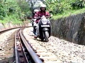 Video Ulah Nekat Pemotor Melaju di Area Rel Hindari Razia Lalin
