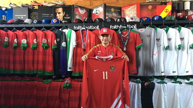Kolektor Jersey Syahrul: Antara MU, Persib, dan Timnas