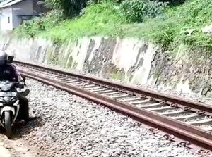 Hindari Razia, Pemotor di Sukabumi Nekat Terobos Rel Kereta
