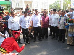 Tiba di Kediaman, JK Disambut Warga dengan Tradisi Makassar Angngaru