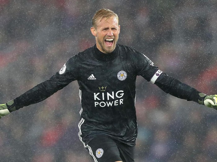 SOUTHAMPTON, ENGLAND - OCTOBER 25: Kasper Schmeichel of Leicester City celebrates his sides ninth goal during the Premier League match between Southampton FC and Leicester City at St Mary's Stadium on October 25, 2019 in Southampton, United Kingdom. (Photo by Naomi Baker/Getty Images)