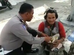 Kisah Polisi Memberi Makan Pria dengan Gangguan Jiwa Tuai Pujian