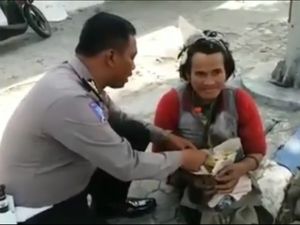 Kisah Polisi Memberi Makan Pria dengan Gangguan Jiwa Tuai Pujian Kisah Polisi Memberi Makan Pria dengan Gangguan Jiwa Tuai Pujian