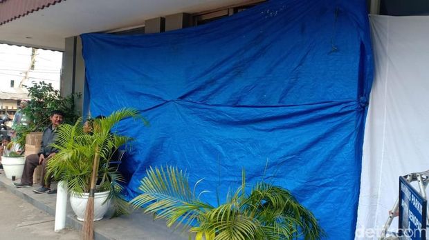 Pemobil Grand Livina sebelumnya juga menabrak Apotek Senopati.