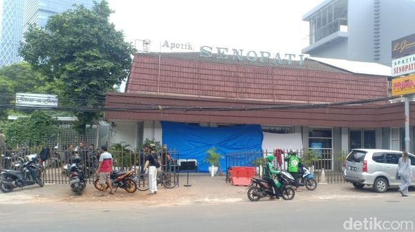 Penampakan Apotek Senopati Usai Ditabrak Mobil Pada Dini Hari