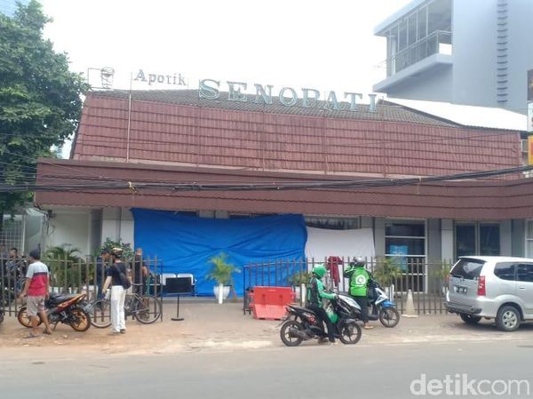 Penampakan Apotek Senopati Usai Ditabrak Mobil Pada Dini Hari