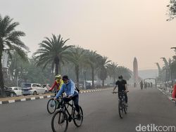 Warga Palembang Olahraga Pakai Masker di Tengah Kepungan Kabut Asap