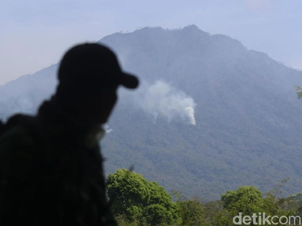 Helikopter Water Bombing Padamkan Kebakaran di Gunung Ijen