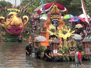 Minim Dukungan, Pasuruan Carnival On The River Tetap Pukau Warga