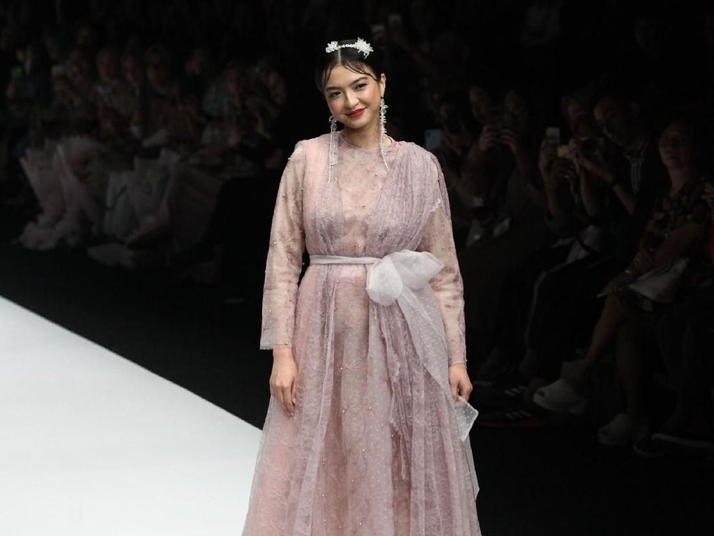 Karya Zaskia Sungkar hingga Baju Teknologi Thermal di Jakarta Fashion Week