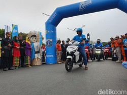 Naik Motor Listrik, Anies Ikut Konvoi Jakarta Langit Biru