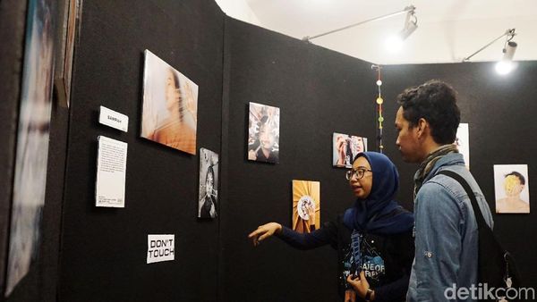 Pameran Foto Keluh Bentala Digelar di UPNVJ