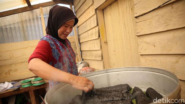 Melihat Pembuatan Kerupuk Cumi Khas Natuna