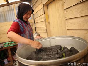 Melihat Pembuatan Kerupuk Cumi Khas Natuna Melihat Pembuatan Kerupuk Cumi Khas Natuna