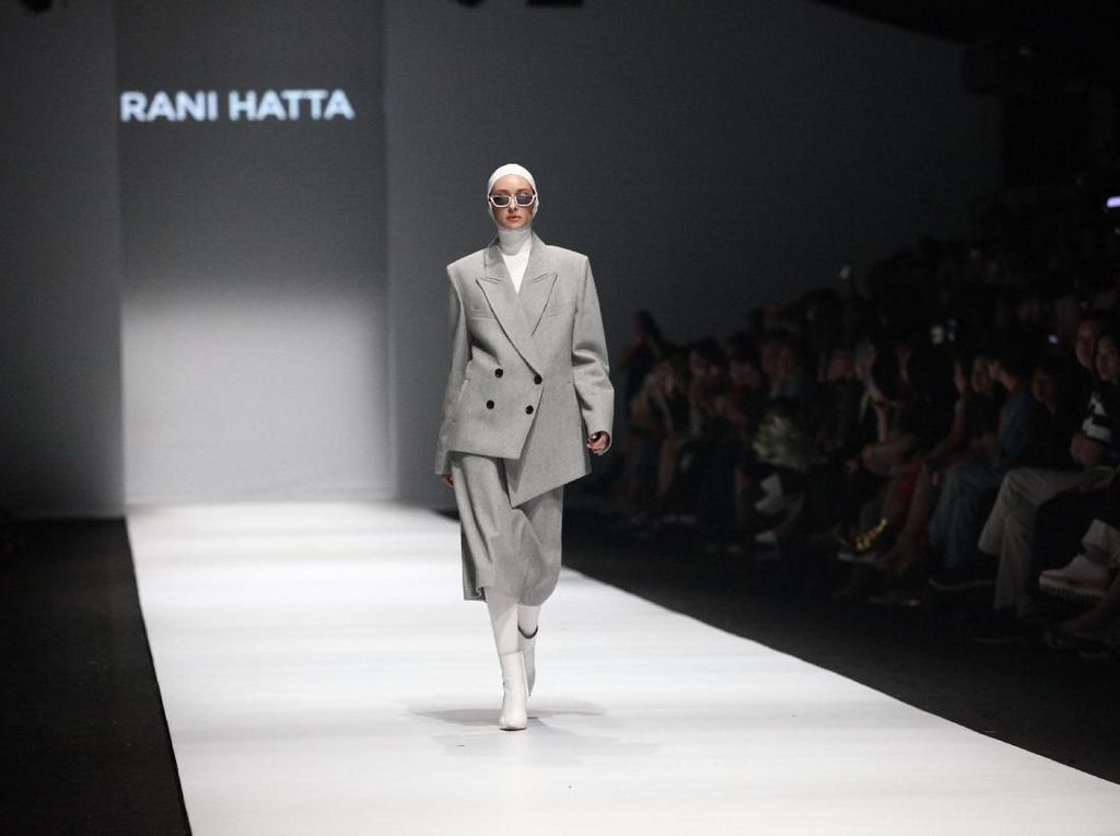 Rani Hatta Tampilkan Baju Hijab Perpaduan Feminin dan Maskulin yang Sporty Rani Hatta Tampilkan Baju Hijab Perpaduan Feminin dan Maskulin yang Sporty