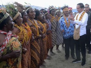 Bertemu Warga Arfak, Jokowi Janji Rampungkan Bandara-Puskesmas
