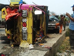Selfie di Pinggir Jalan, 1 Keluarga di Lampung Tewas Ditabrak Truk