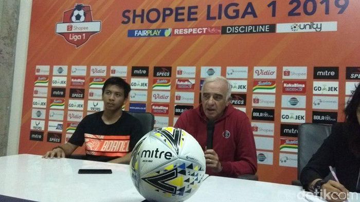 Pelatih Borneo FC Roberto Carlos Mario Gomez (tengah). (Foto: Eko Susanto/detikSport) Pelatih Borneo FC Roberto Carlos Mario Gomez (tengah). (Foto: Eko Susanto/detikSport)