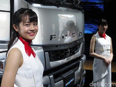 Terpukau Manisnya Gadis Jepang di Tokyo Motor Show