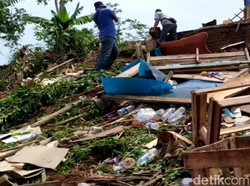 Puting Beliung Rusak 15 Rumah di Cilaku Cianjur