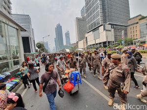 PKL Jualan di Tengah Jalan saat CFD Ditertibkan Satpol PP PKL Jualan di Tengah Jalan saat CFD Ditertibkan Satpol PP