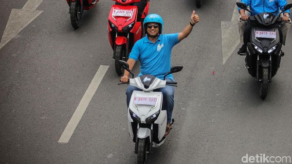 Momen Anies Pimpin Konvoi Jakarta Langit Biru