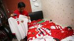 Melihat Jersey Timnas Indonesia Koleksi Budi Frastio