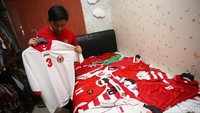Uniknya, pemuda asal Yogyakarta itu mengkhususkan diri sebagai kolektor baju Timnas Indonesia.