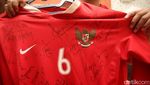 Melihat Jersey Timnas Indonesia Koleksi Budi Frastio
